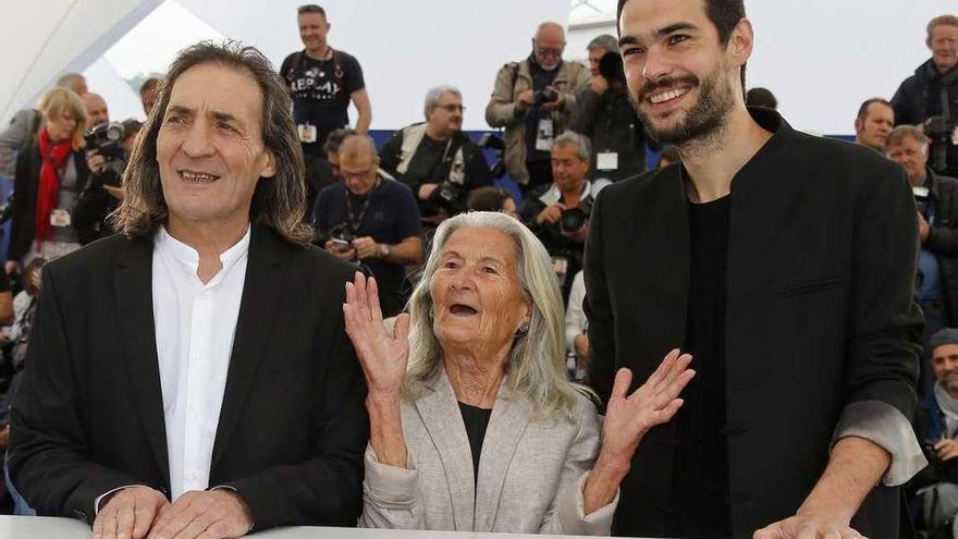 Amador Arias (izquierda), Benedicta Sánchez y Oliver Laxe, el pasado miércoles en Cannes. // Eric Gaillard