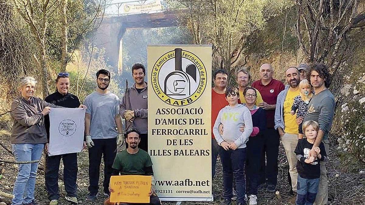 Miembros de Amics del Ferrocarril desbrozaron 200 metros de la antigua línea Palma-Santanyí en 2019.