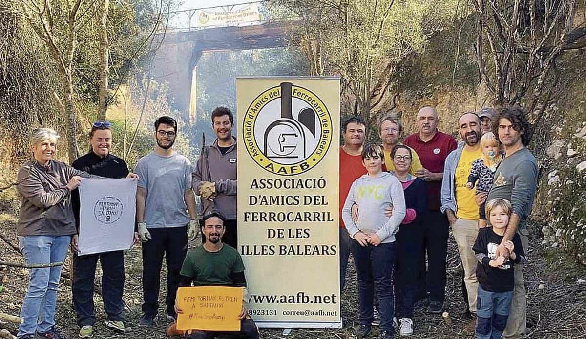 Miembros de Amics del Ferrocarril desbrozaron 200 metros de la antigua línea Palma-Santanyí en 2019.