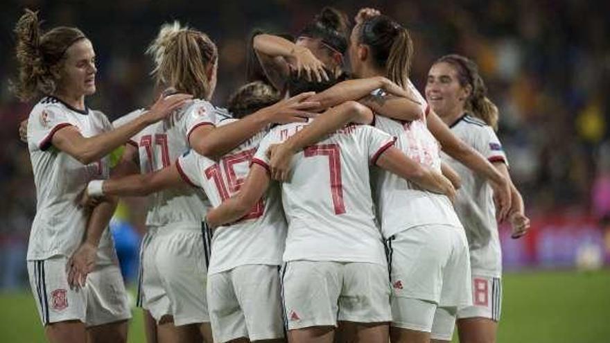 Las jugadoras de la selección española celebran uno de los goles marcados contra Azerbaiyán.