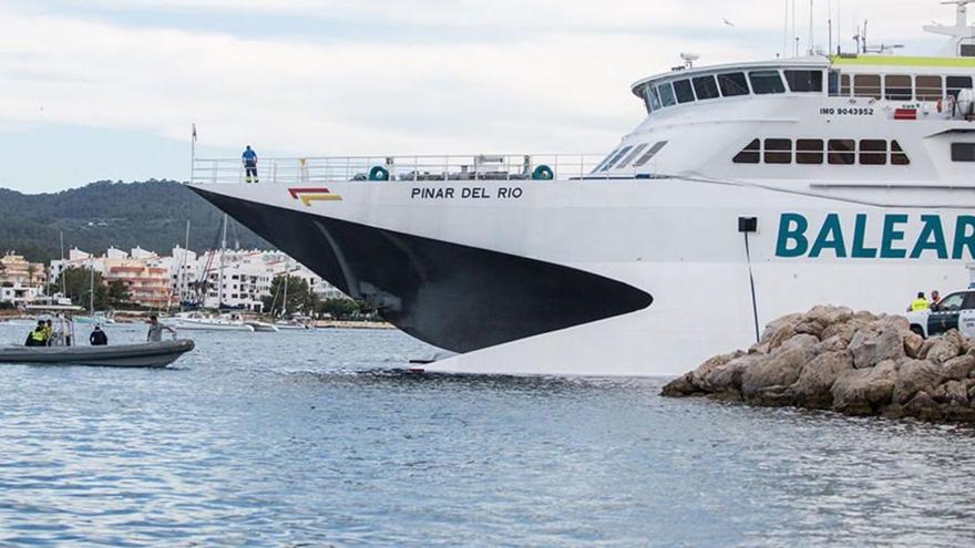 La vuelta de los ferris a la bahía de Portmany, un lastre para el turismo, la biodiversidad y la convivencia en el entorno del puerto