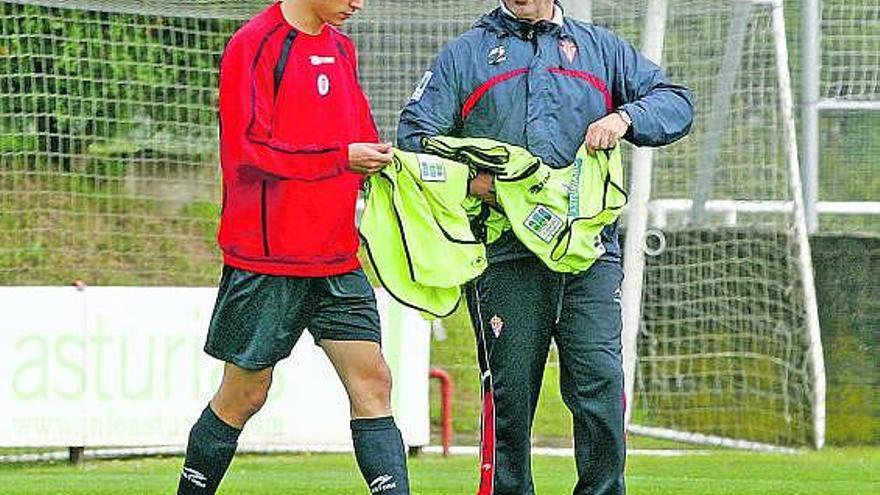 Preciado entrega el peto de titular a Sergio.