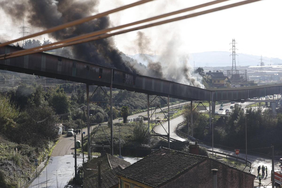 El despliegue policial en Gijón por un incendio en una de las cintas de carbón de Veriña, en imágenes