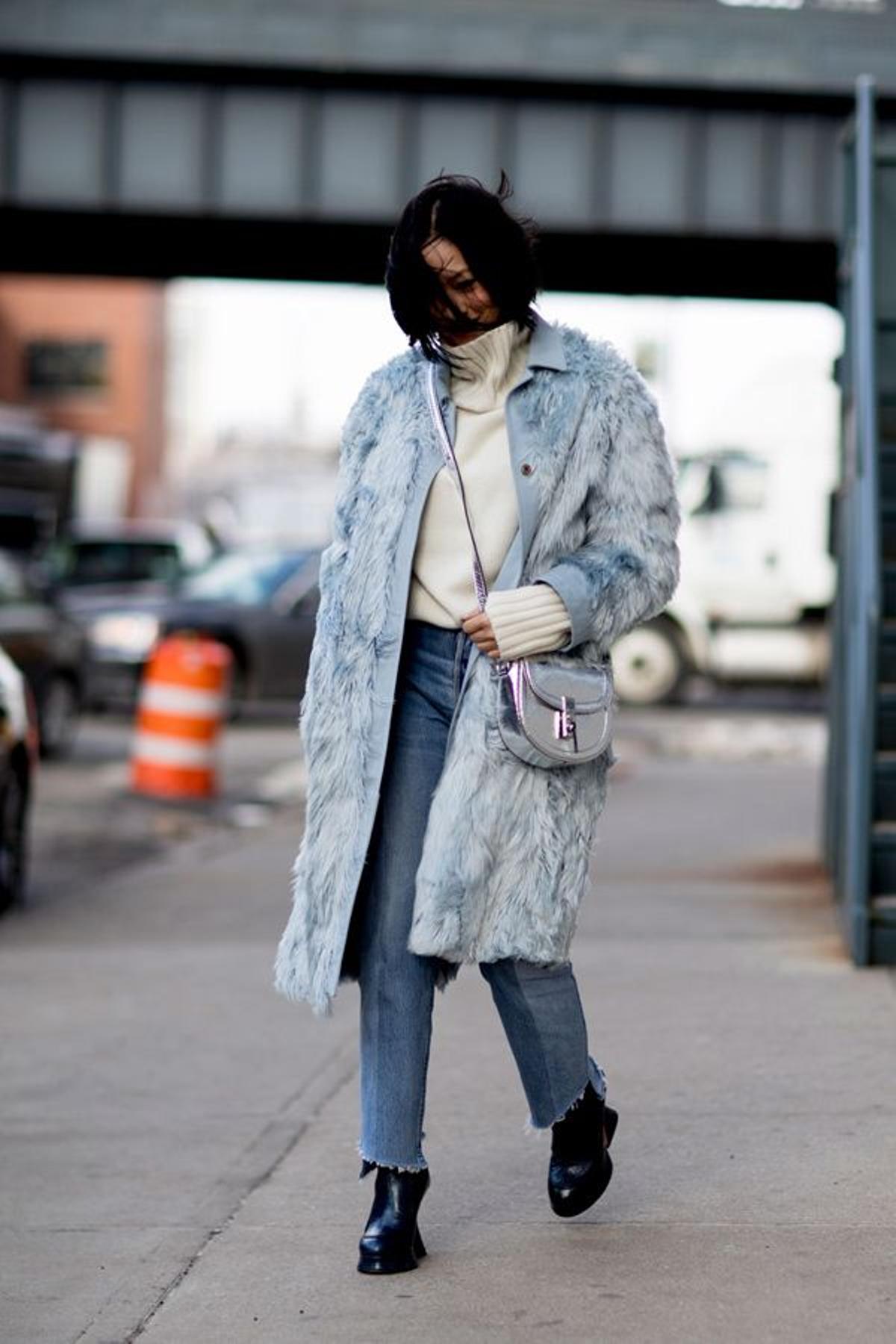 Abrigo de pelo: NY Street style, chaqueta azul tres cuartos