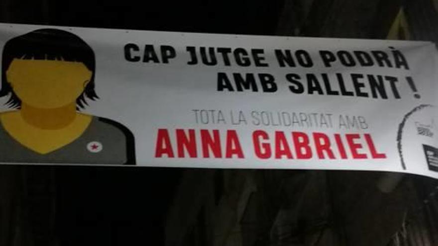 Pancarta penjada a Sallent dedicada a Anna Gabriel