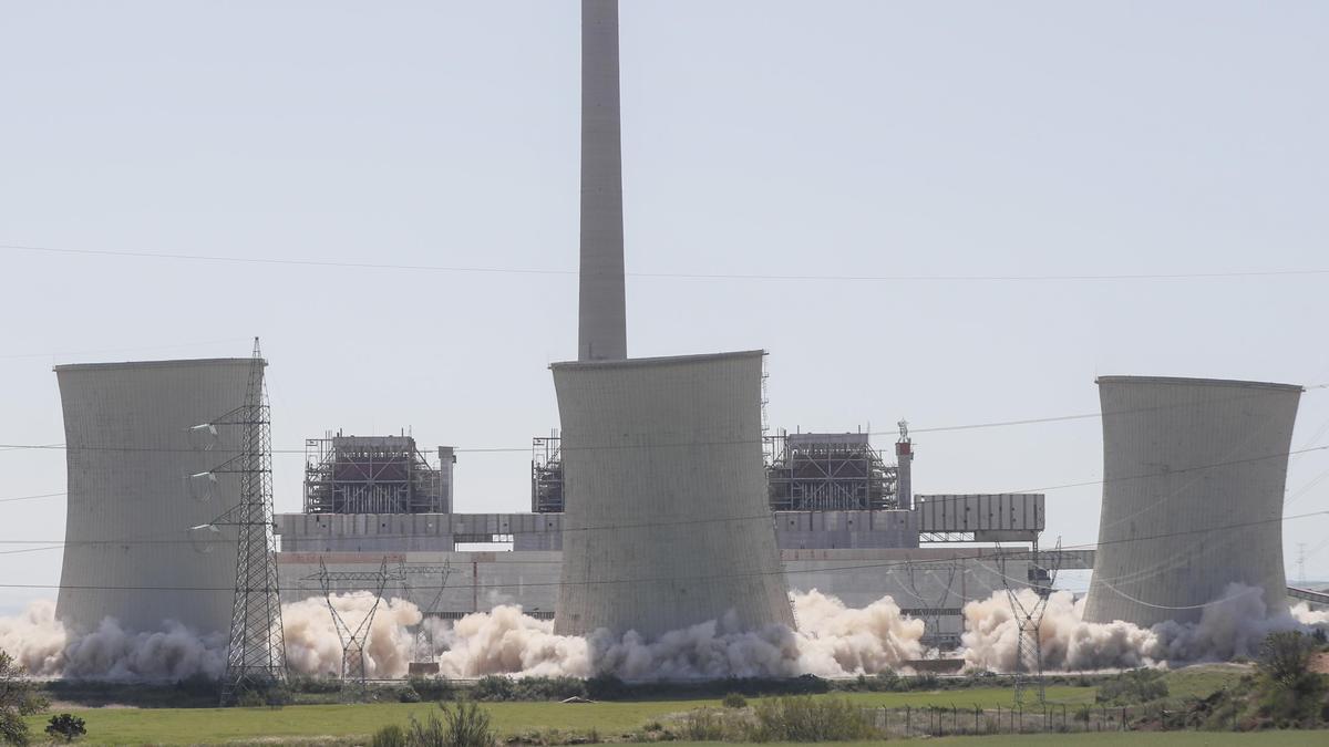 Dinamitan las torres de la central térmica que contaminó el norte de Castellón hace 40 años