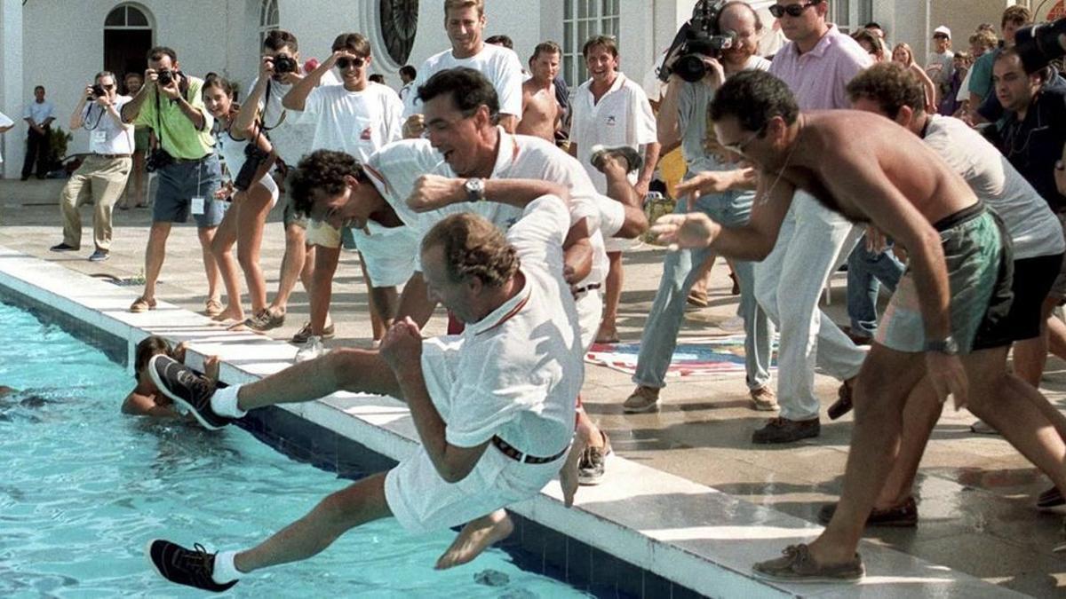 El rey Juan Carlos I es lanzado por su tripulación a la piscina del Náutico tras la victoria del ‘Bribón’ en la Copa del Rey de Vela de 1993.
