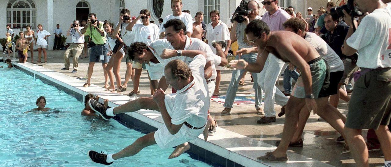 El rey Juan Carlos I es lanzado por su tripulación a la piscina del Náutico tras la victoria del ‘Bribón’ en la Copa del Rey de Vela de 1993.