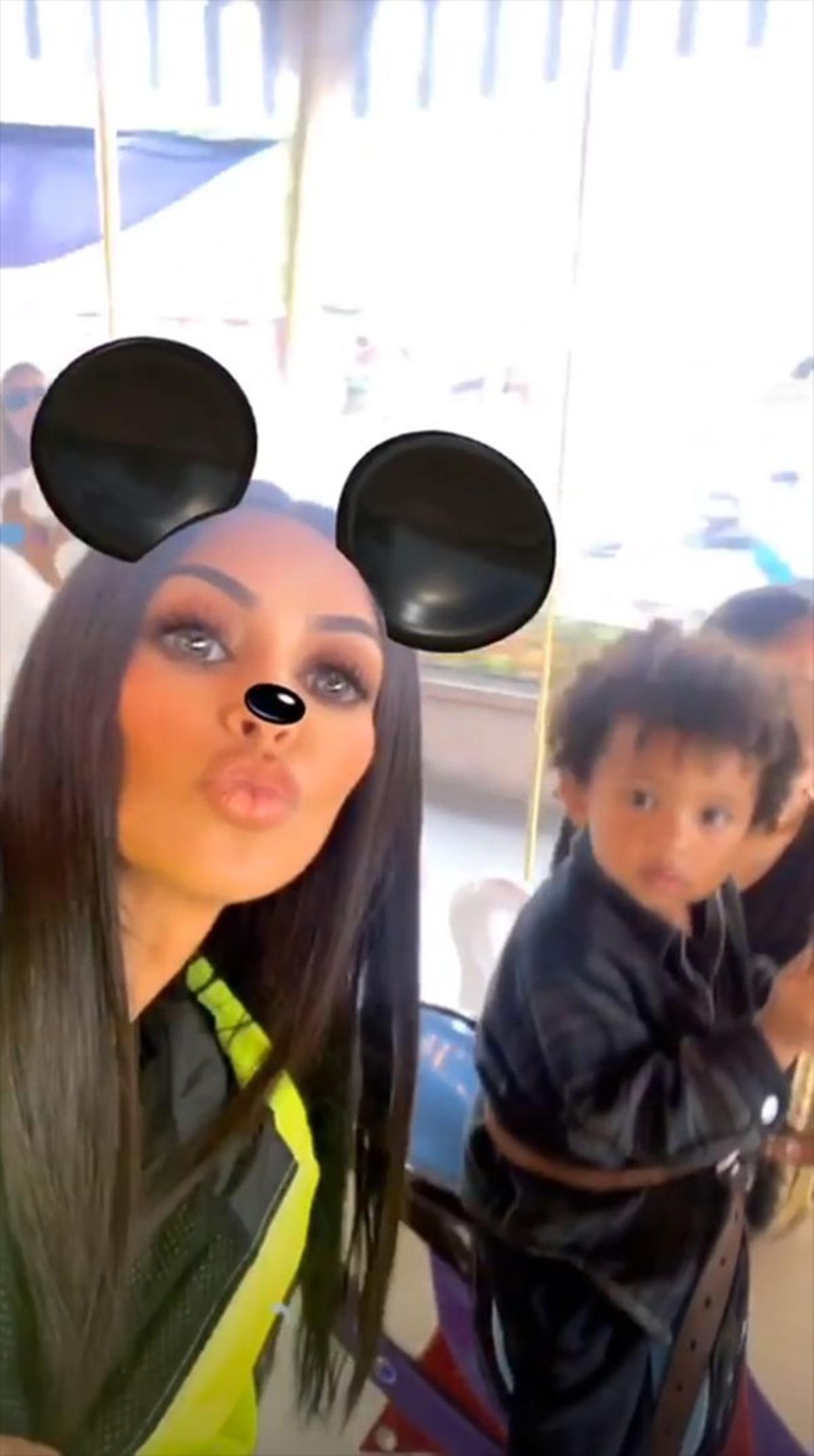 Saint West con Kim Kardashian en un tiovivo