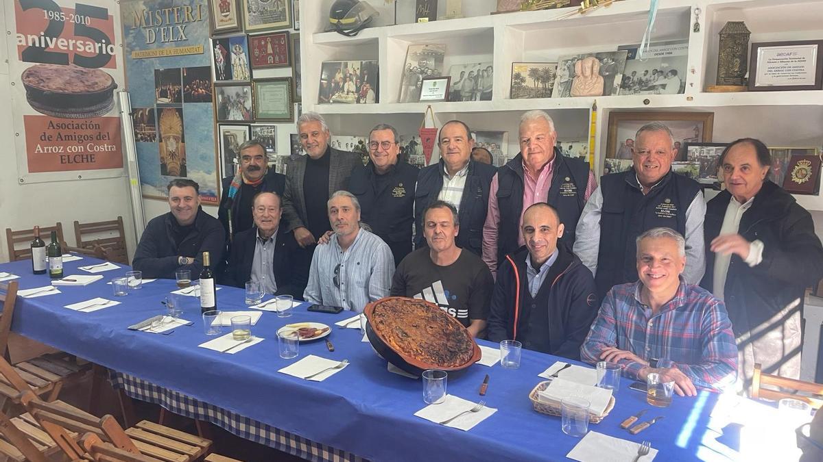 La tradicional imagen con los invitados del arroz con costra, en esta ocasión la Policía Local