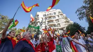 Un millar de personas se manifiestan en Barcelona contra las "concesiones" al independentismo