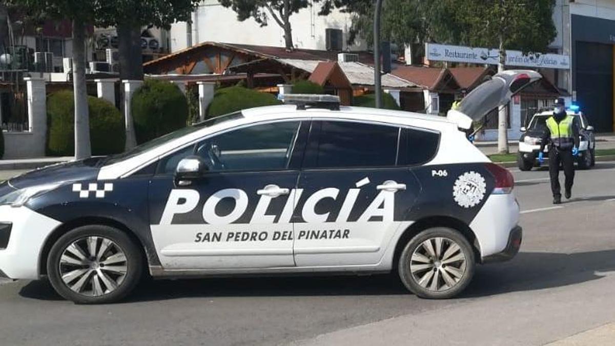 Agentes de la Policía Local de San Pedro en un control