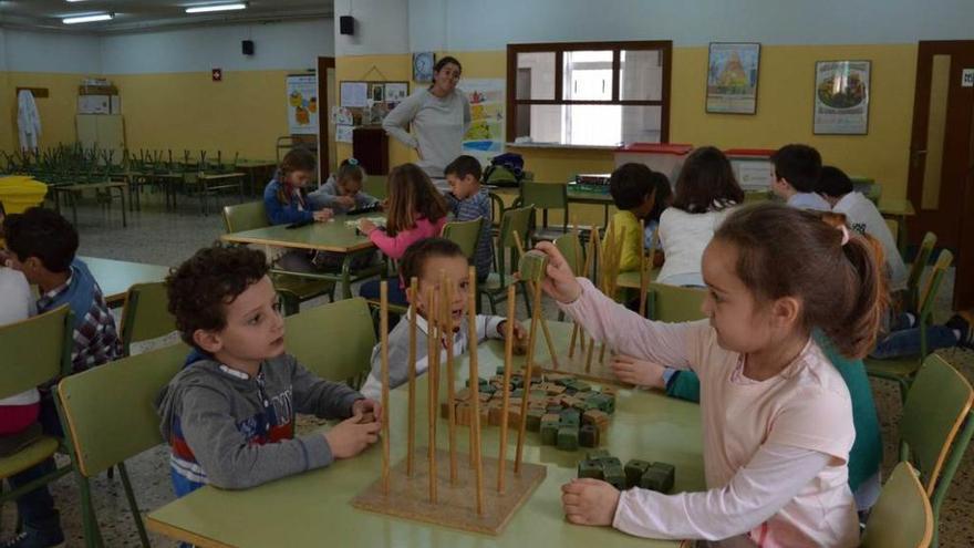 Un grupo de niños se enfrenta al &quot;tres en raya&quot; en tres dimensiones en el colegio Braulio Vigón de Colunga. p. m.