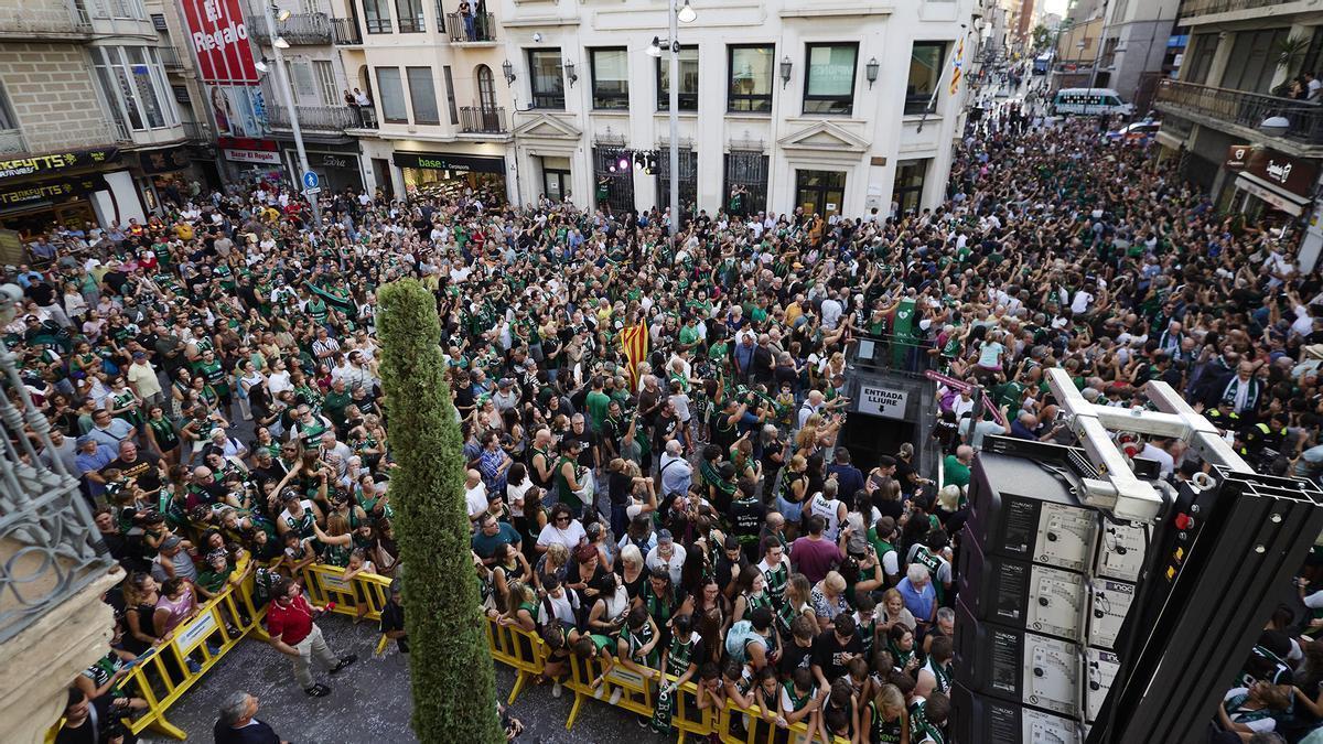 Badalona celebra la Supercopa del Joventut en la Plaza de la Vila: "Estuvimos a punto de desaparecer, ahora no se nos puede ir la cabeza"