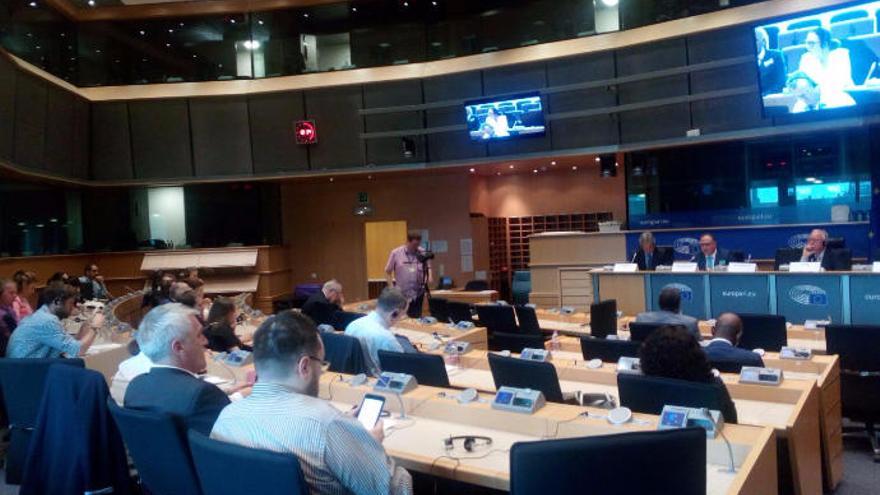 Álvaro Campanario y Antonio José García, abogados de la familia Kokorev, ayer en la mesa, en una sala del Europarlamento.