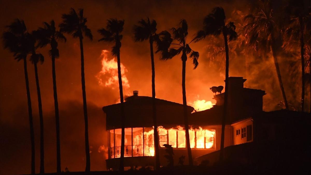 Una casa ardiendo en Malibú, California