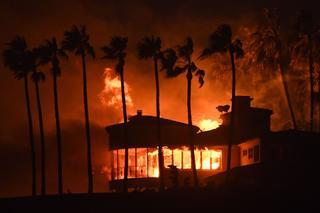 Trump echa fuego político a los devastadores incendios de California