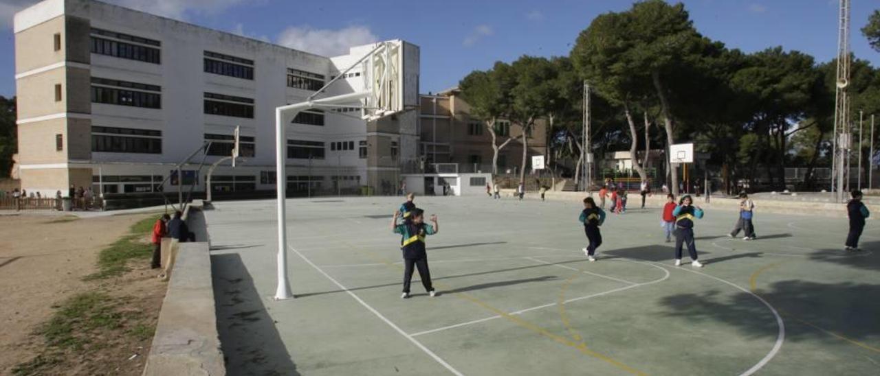 Patio del colegio La Porciúncula, en Palma, donde se produjo la agresión en mayo de 2015.