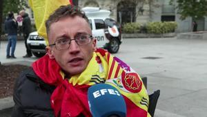 Un joven se encadena en huelga de hambre frente al Congreso ante una posible ley de amnistía.