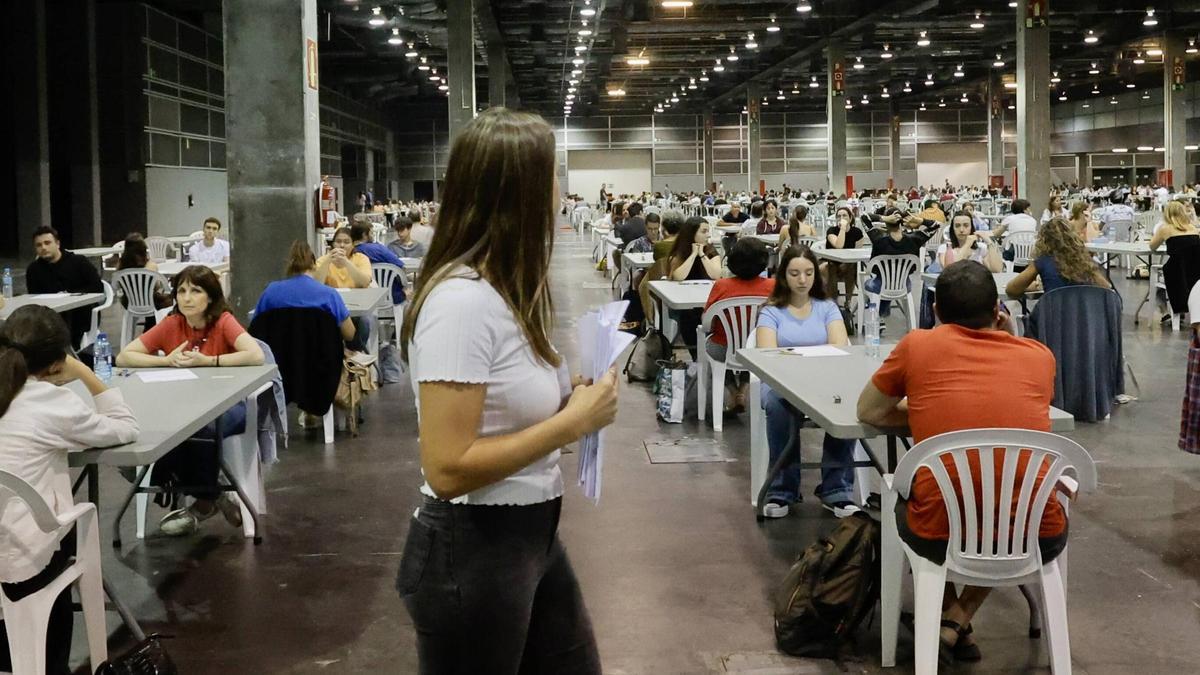 Reparto del examen de valenciano, ayer por la mañana en la Feria de Muestras.