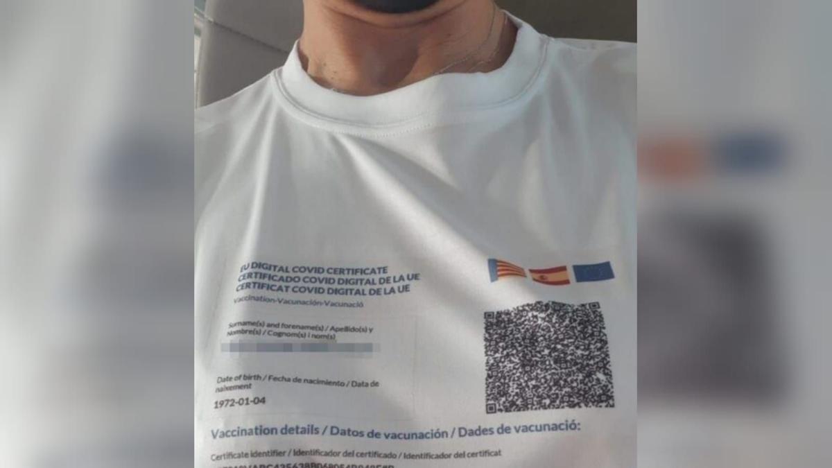 La camiseta incluye todos los detalles del certificado de vacunación y ha sido validada sin problemas en el aeropuerto