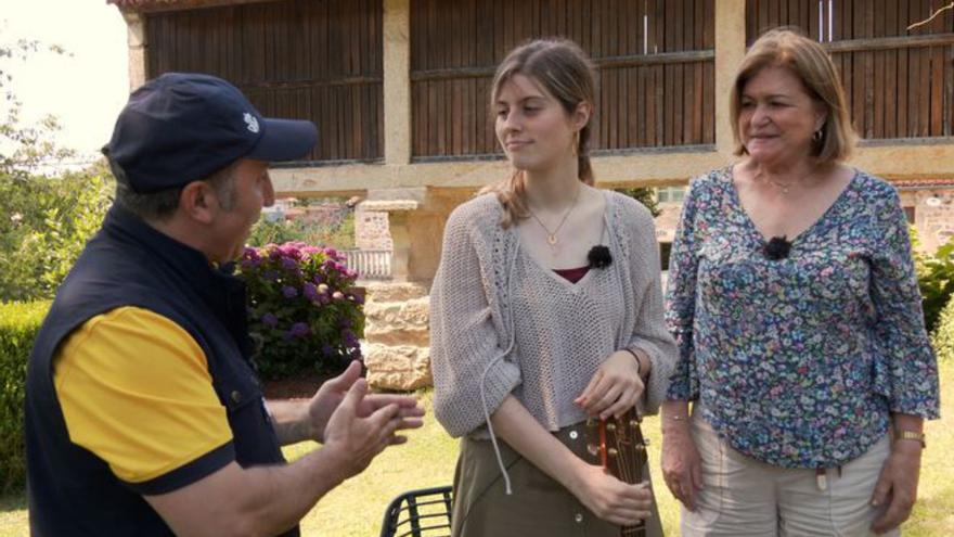 El cartero de la TVG visita Vila de Cruces junto a Carmen Lareo