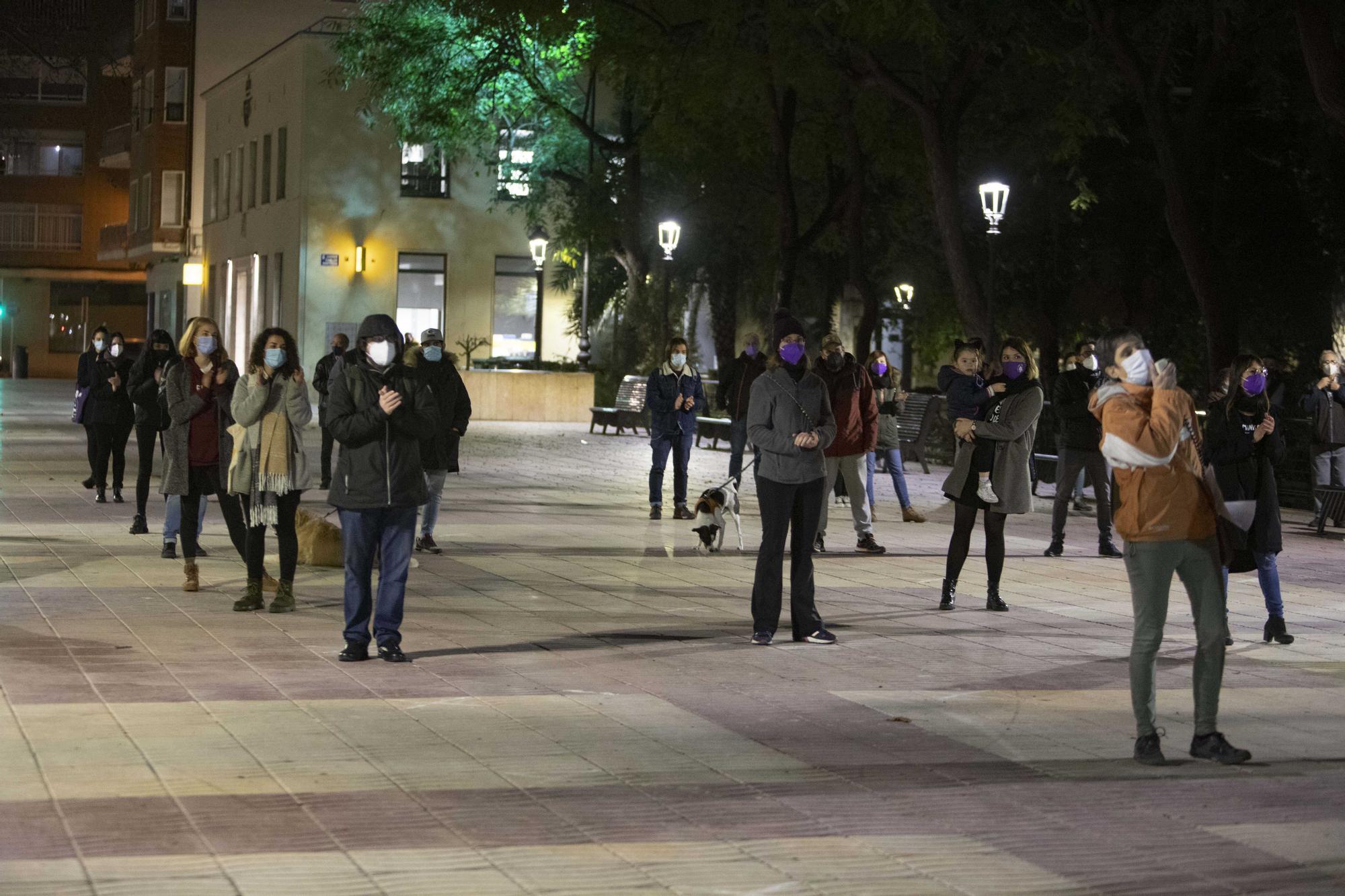 Decenas de mujeres se concentran por el Dia de la Dona en Xàtiva