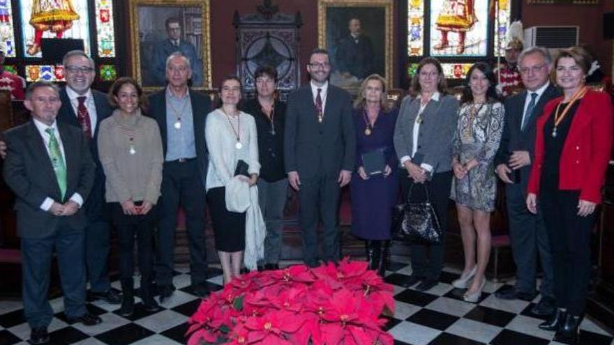 El alcalde Hila impuso las medallas de oro a los seis homenajeados. De izq. a dcha., Miquel Perelló, Josep Lluís Bauzá y Aurora Jhardi, Pascual de Cabo, Victoria Ferrer, Susanna Moll, José Hila, Carme Riera, Esperança Bosch, Brigitte Yagüe, Josep Lluís Vidal (La Sonrisa Médica) y Marga Durán.