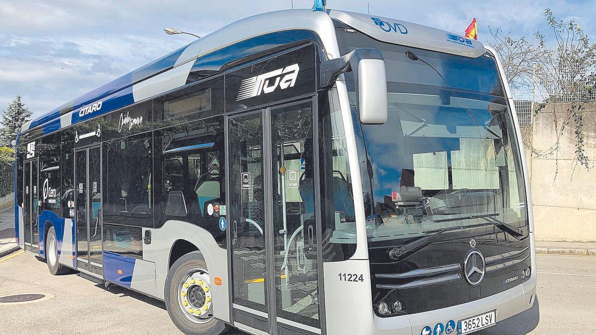 Un autobús eléctrico de la flota de TUA en Oviedo