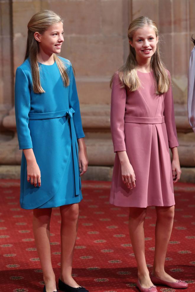 La princesa Leonor y la infanta Sofía posan, sonrientes, en Oviedo
