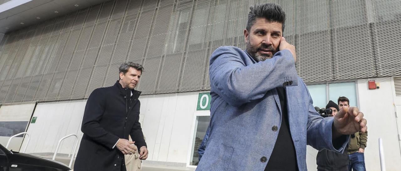 Christian Bragarnik saliendo del estadio Martínez Valero