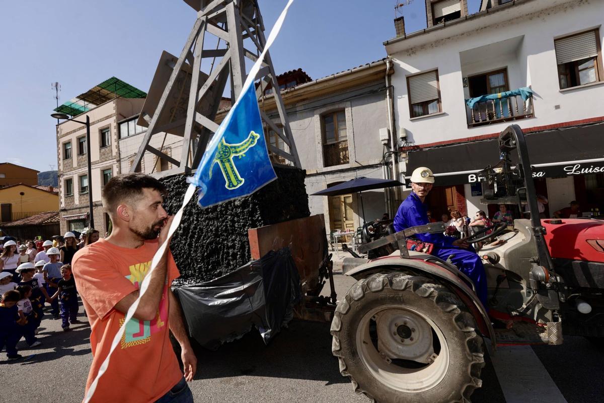 Un desfile y celebraciones para "enmarcar" en Olloniego, que despide las fiestas de San Antonio