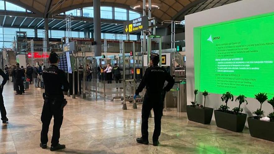 Coronavirus: El aeropuerto de Alicante-Elche recupera la calma por la disminución de los vuelos y la presencia policial