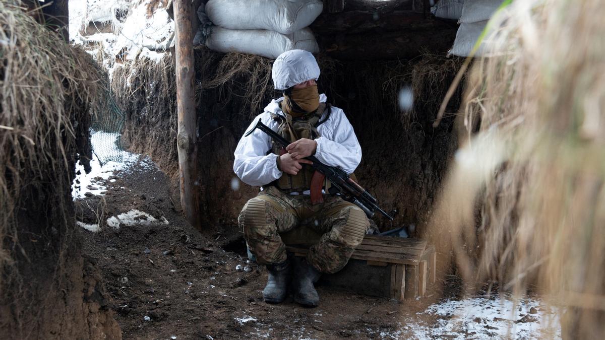 Un miembro de las fuerzas armadas de Ucrania, en posiciones de combate, en la región de Donetsk