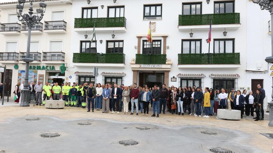 Un centenar de personas se concentran en Torrox en apoyo al funcionario agredido
