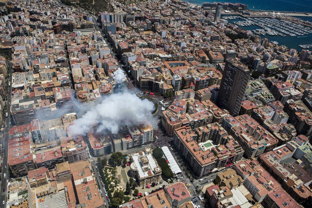 INFORMACIÓN fotografía la mascletà de Fuegos Artificiales del Mediterráneo desde el helicóptero de vigilancia de la Policía Nacional