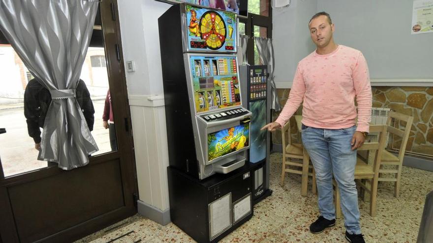 Adrián Giganto en su restaurante de Sama, asaltado cinco veces en dos semanas.