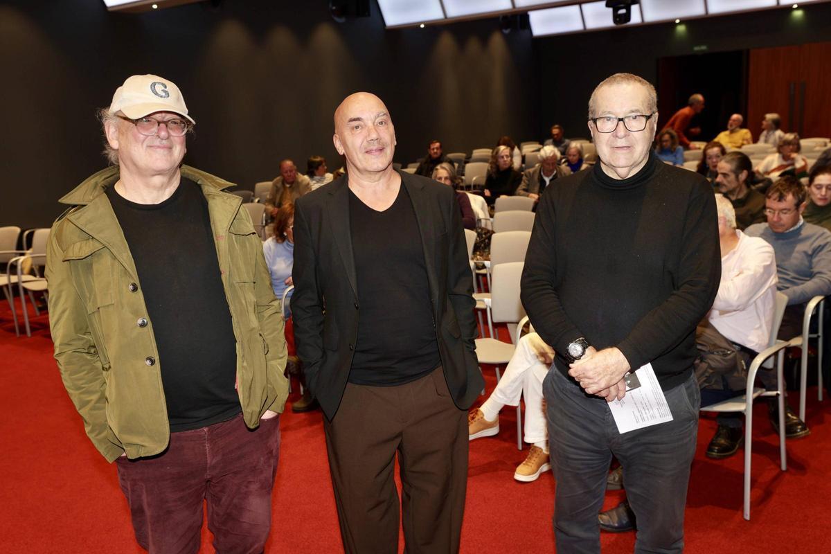 De izquierda a derecha, Francisco Díaz-Faes, José Valdeón, y Pedro Sánchez Lazo, presidente de Tribuna Ciudadana.