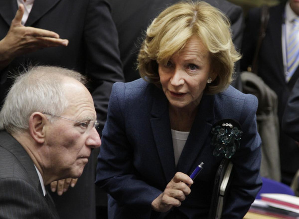 Elena Salgado parla amb el ministre de Finances d’Alemanya, Wolfgang Schaeuble, dissabte a Brussel·les. Elena Salgado parla amb el ministre de Finances d’Alemanya, Wolfgang Schaeuble, dissabte a Brussel·les.