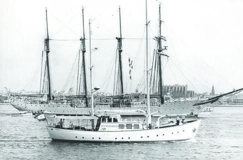 La embarcación, saliendo del puerto de Ciutat en agosto de 1979 en compañía del Giralda.