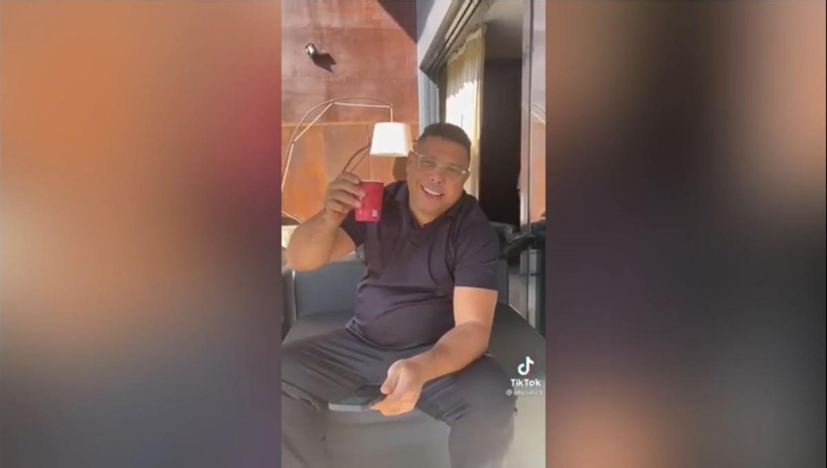 El TikTok de Ronaldo... con el Balón de Oro, Roberto Carlos y un cappuccino que ya se ha vuelto viral