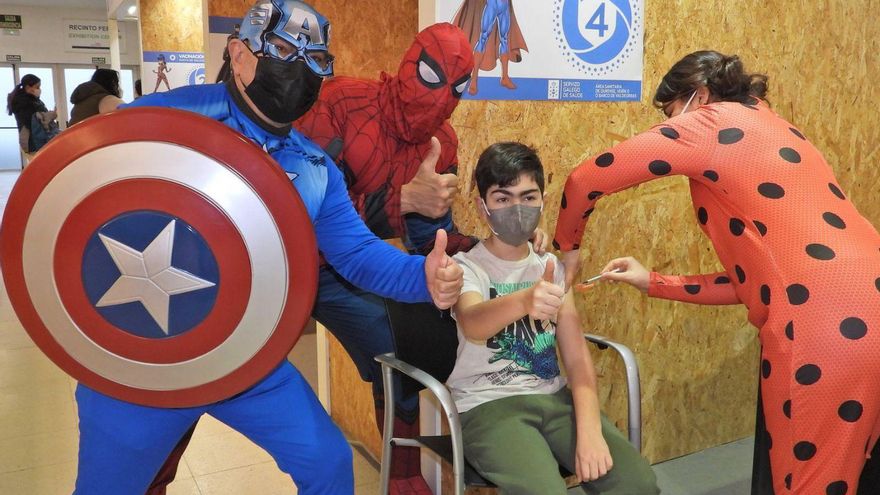 Capitán América, Spiderman y Super Bug, en la vacunación de un niño en Ourense. | // FERNANDO CASANOVA
