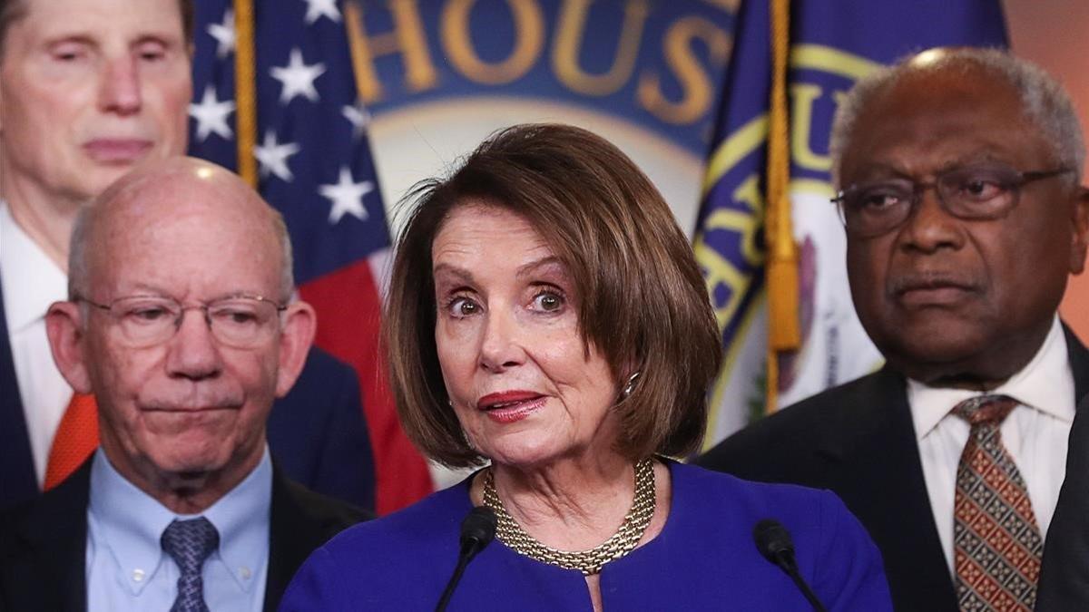 La líder de los Demócratas en la Cámara de Representantes, Nancy Pelosi, junto a otros diputados del partido, el pasado 22 de mayo.