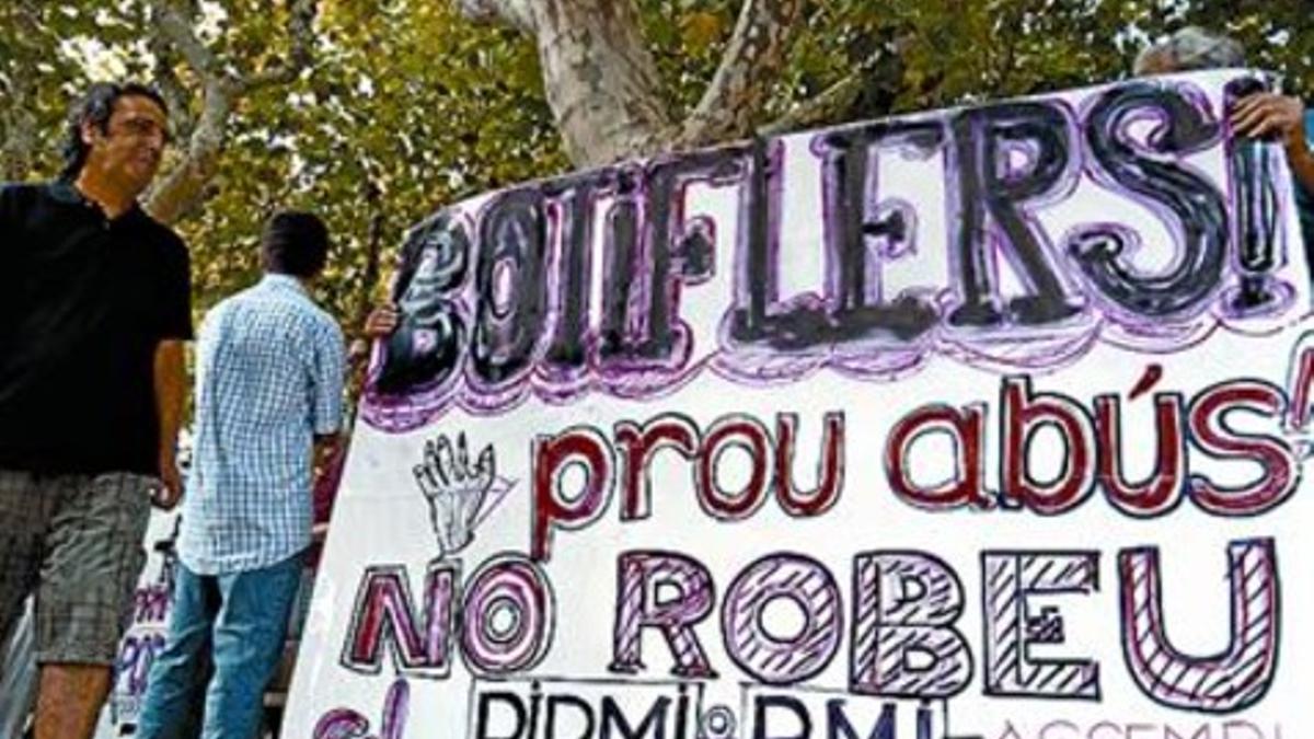 Protesta ante el Parlament en defensa de la renta mínima, en agosto.