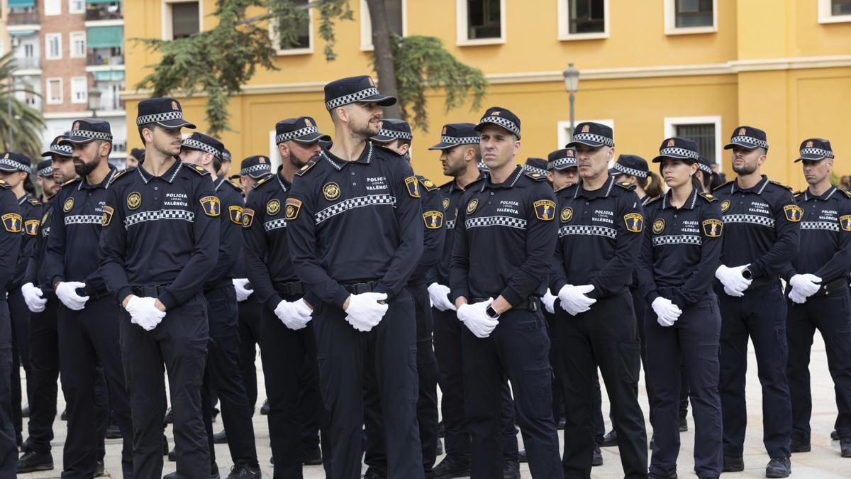 Imagen de archivo del Día de la Policia Local, condecoraciones a agentes destacados.