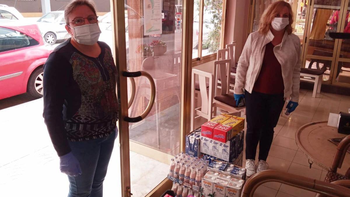 Carline, dueña de la cafetería Flandes, y la alcaldesa de Calp, Ana Sala