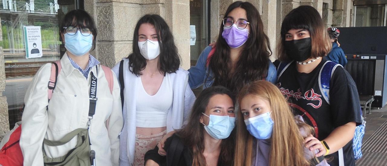 El grupo formado por Ángela, Clara, Andrea, María, Sara y Ana llega a la estación de Pontevedra para pasar unos días de camping en la costa/ Rafa Vázquez