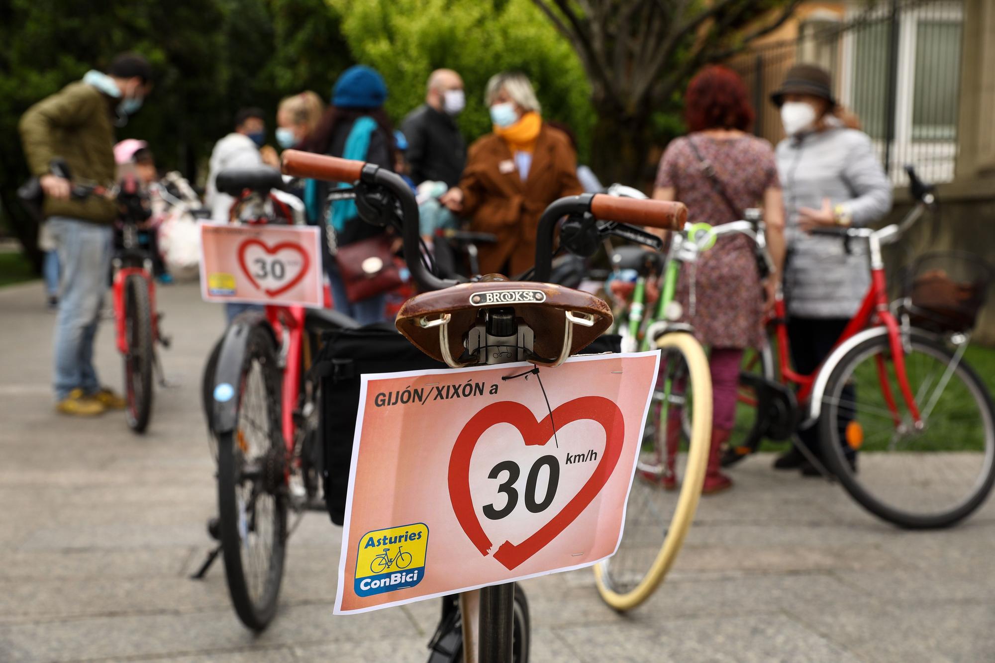 Concentración ciclista en Gijón en apoyo a la limitación de 30 km/h