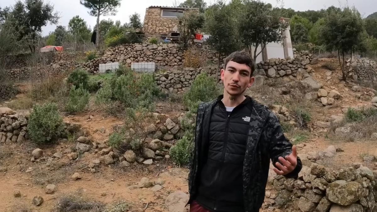 A pesar de querer vivir aislado, el chico también es consciente de que tiene que trabajar.