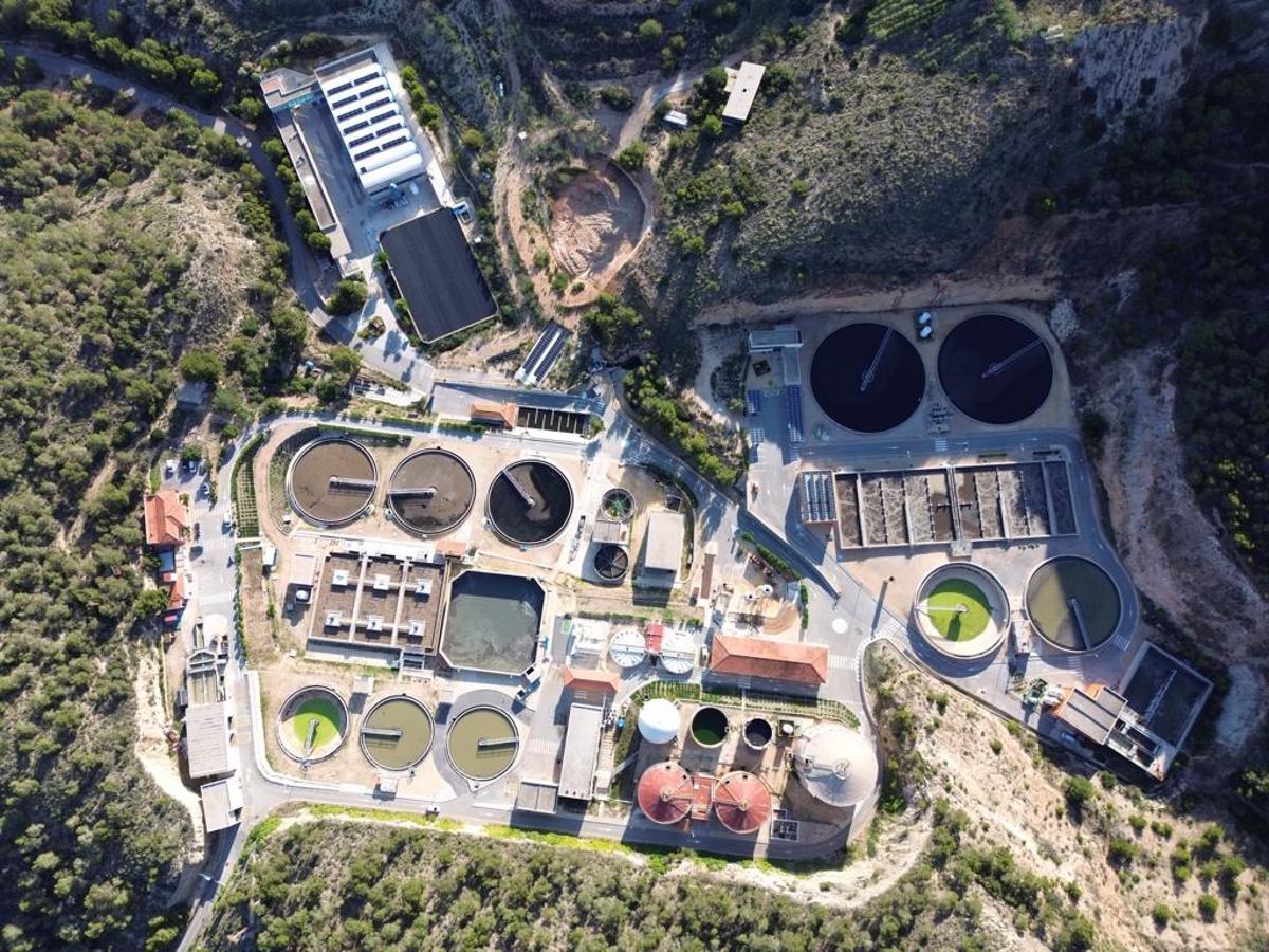 El ciclo del agua en Benidorm es un sistema pensado para optimizar cada gota desde su captación hasta su devolución al entorno.